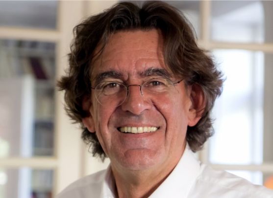 Luc Ferry en conférence / Laboratoire pharma