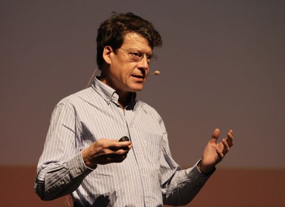 Laurent Alexandre conférencier chez un assureur