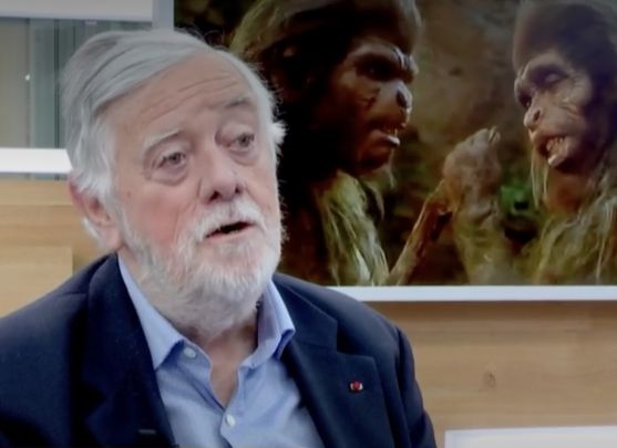 Yves Coppens conférencier / Labo pharmaceutique