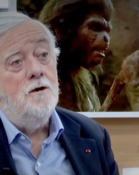 Yves Coppens conférencier / Labo pharmaceutique