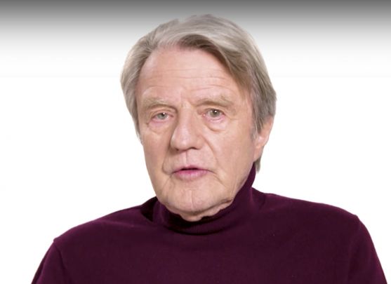 Bernard Kouchner conférencier /labo pharmaceutique