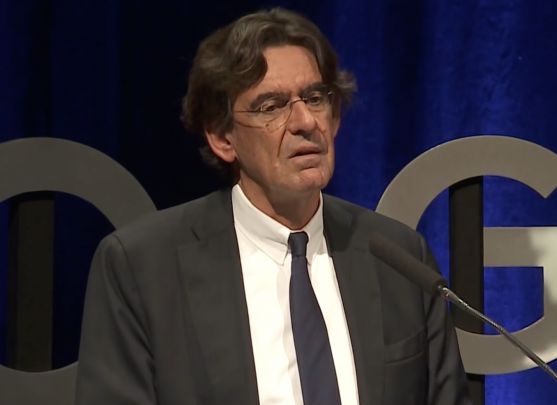 Luc Ferry conférencier / Laboratoire pharma