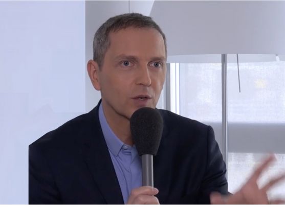 Thomas Hugues animateur-modérateur / banque