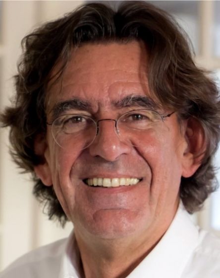 Luc Ferry en conférence / Laboratoire pharma